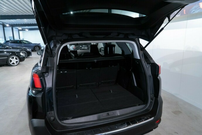peugeot-5008-bensin-2018-big-15