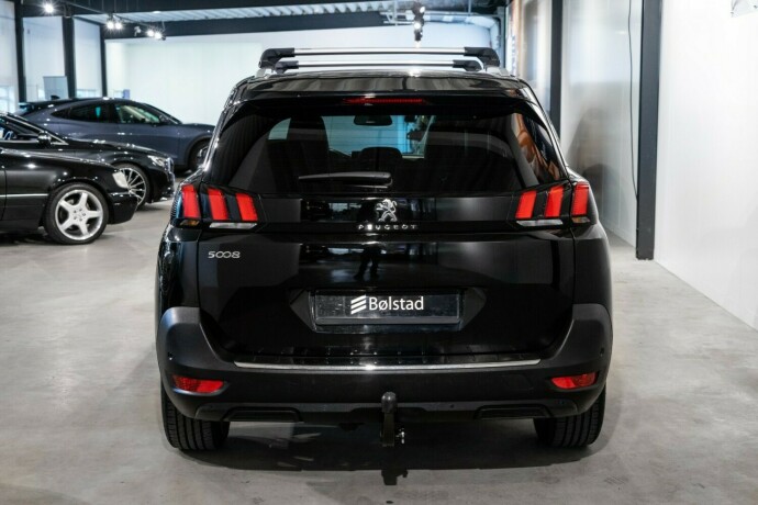 peugeot-5008-bensin-2018-big-4
