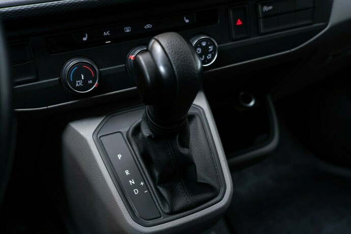 volkswagen-transporter-diesel-2022-big-16