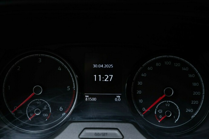 volkswagen-transporter-diesel-2022-big-11