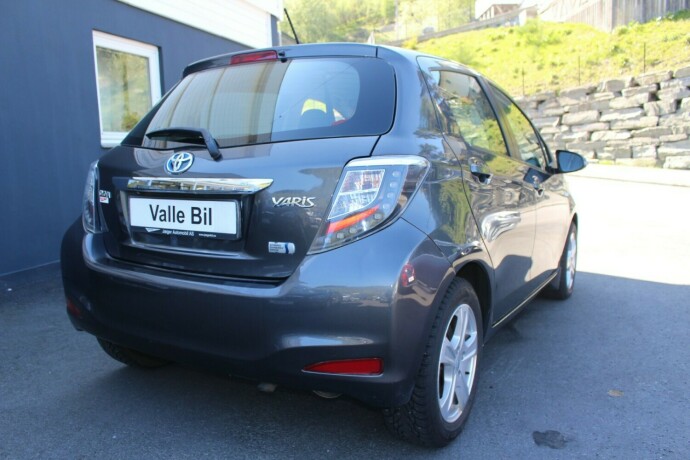 toyota-yaris-bensin-2013-big-3