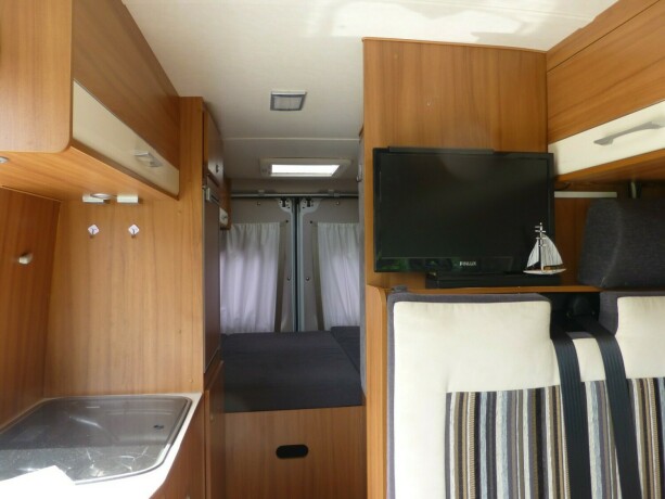 weinsberg-r47-diesel-2012-big-6