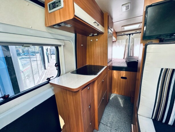 weinsberg-r47-diesel-2012-big-21