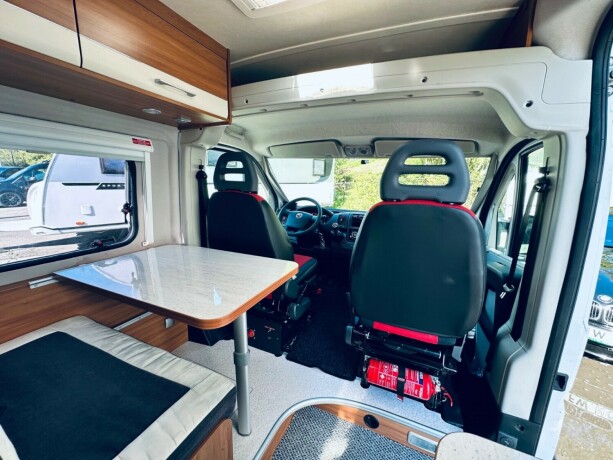 weinsberg-r47-diesel-2012-big-22