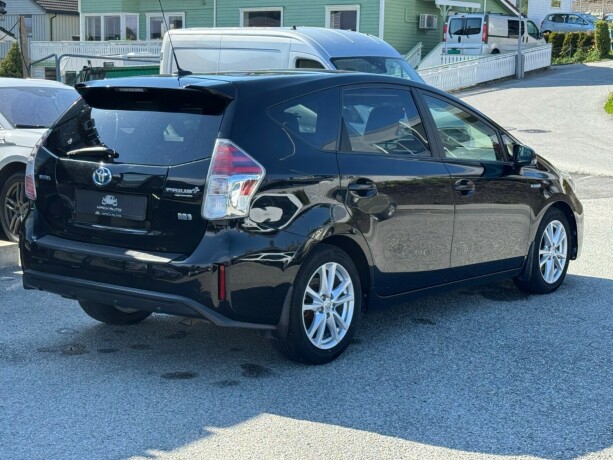 toyota-prius-seven-elektrisitetbensin-2018-big-4
