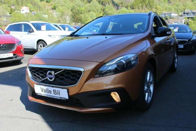 volvo-v40-cross-country-diesel-2014-big-1