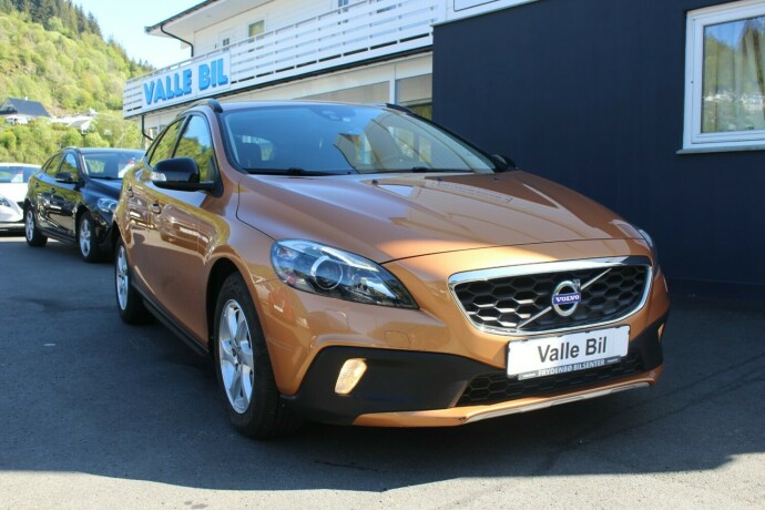volvo-v40-cross-country-diesel-2014-big-0