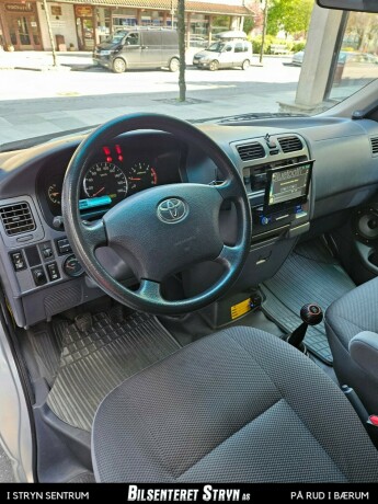 toyota-hiace-diesel-2010-big-3