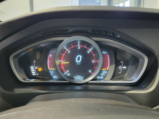volvo-v40-diesel-2015-big-11