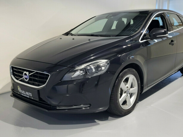 volvo-v40-diesel-2015-big-1