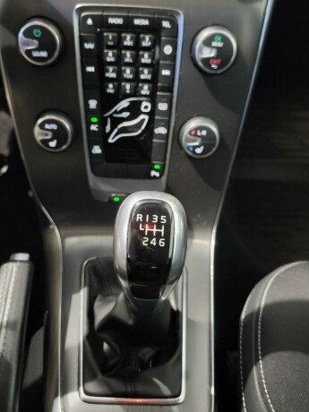 volvo-v40-diesel-2015-big-22