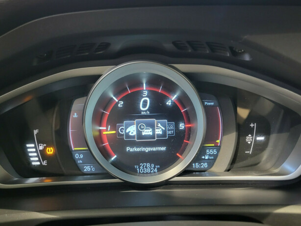 volvo-v40-diesel-2015-big-12