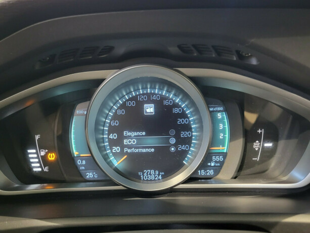 volvo-v40-diesel-2015-big-13