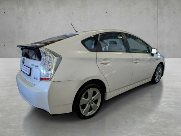 toyota-prius-elektrisitetbensin-2010-big-3