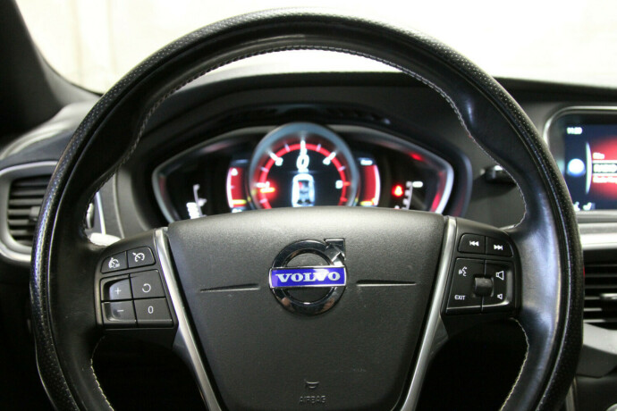volvo-v40-diesel-2014-big-12