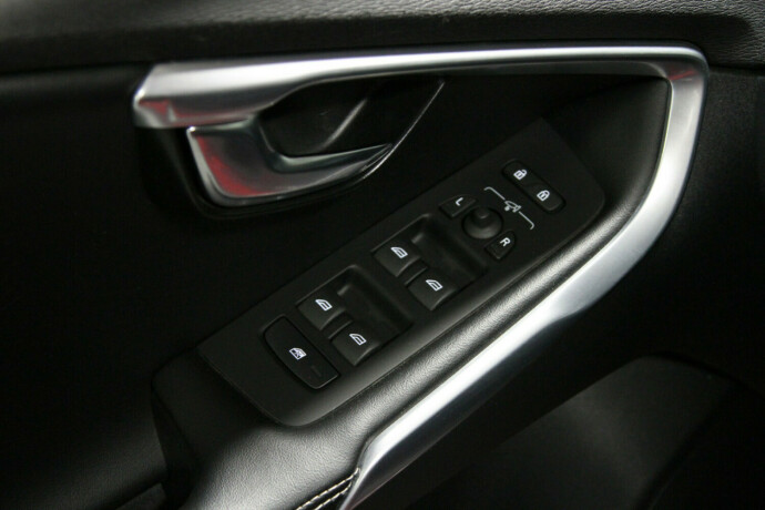 volvo-v40-diesel-2014-big-17