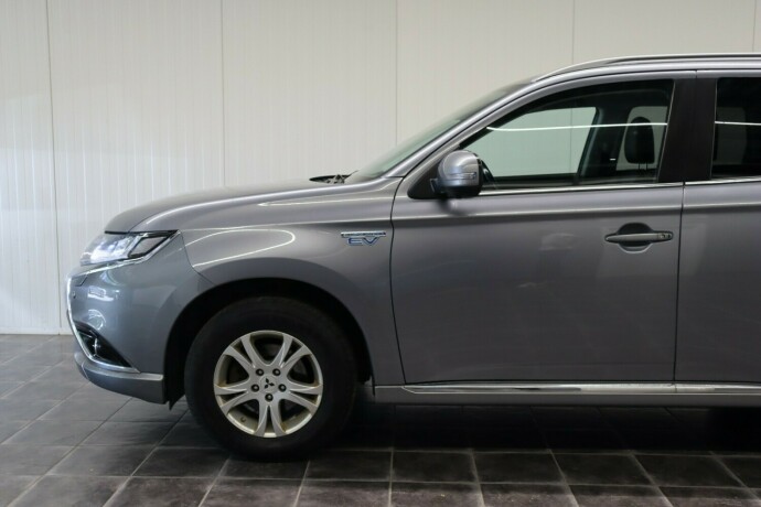 mitsubishi-outlander-elektrisitetbensin-2017-big-3