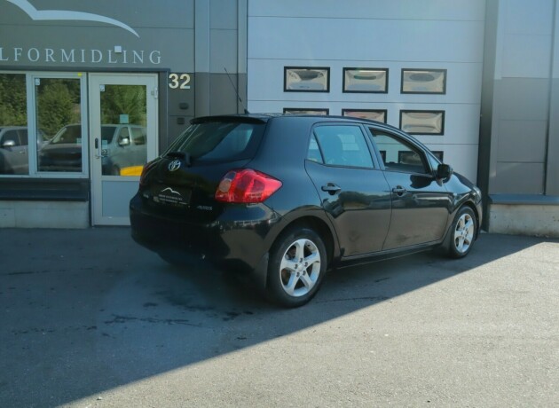 toyota-auris-diesel-2009-big-1