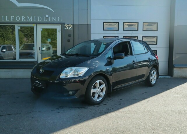 toyota-auris-diesel-2009-big-0