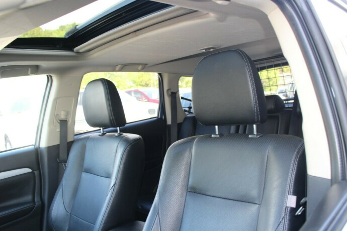 mitsubishi-outlander-elektrisitetbensin-2014-big-9