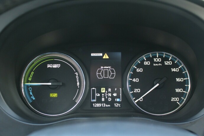 mitsubishi-outlander-elektrisitetbensin-2014-big-12