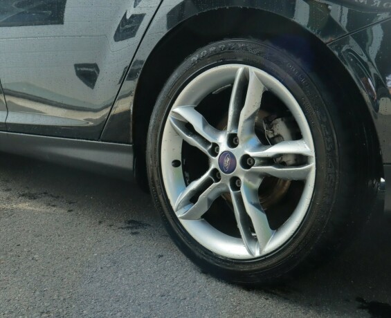 ford-focus-bensin-2012-big-9