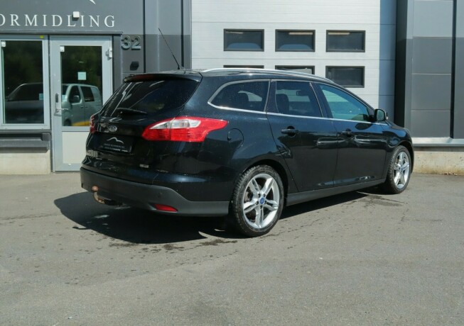 ford-focus-bensin-2012-big-1