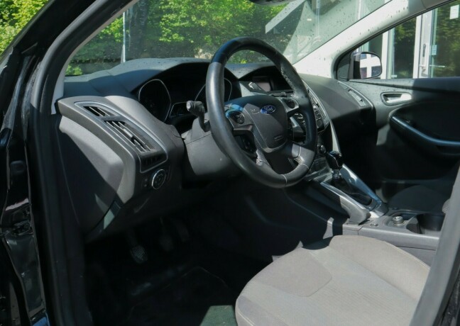 ford-focus-bensin-2012-big-5