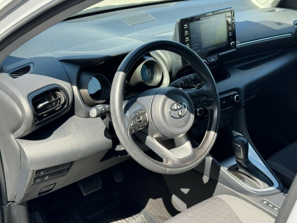 toyota-yaris-elektrisitetbensin-2021-big-5