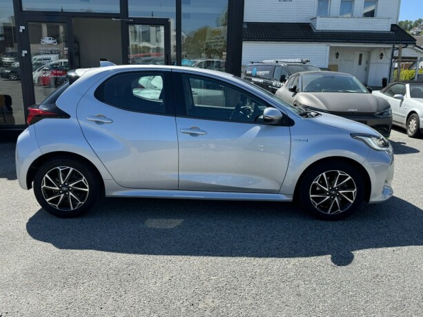toyota-yaris-elektrisitetbensin-2021-big-3