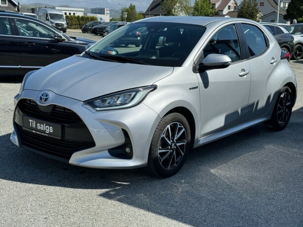 toyota-yaris-elektrisitetbensin-2021-big-0