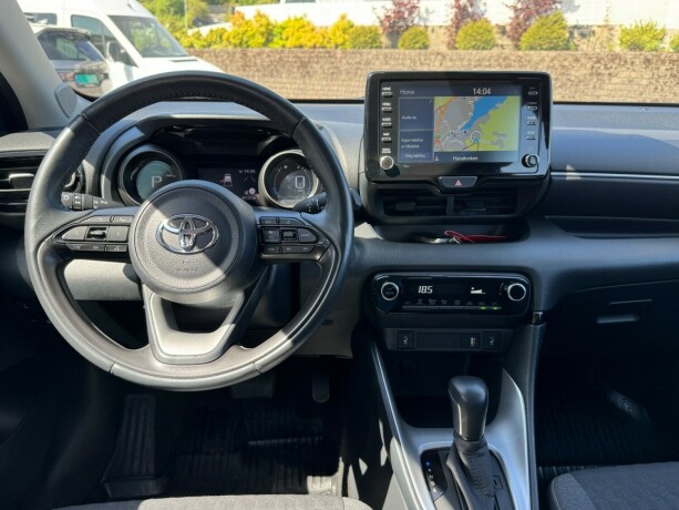 toyota-yaris-elektrisitetbensin-2021-big-6