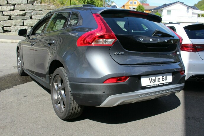 volvo-v40-cross-country-diesel-2014-big-2