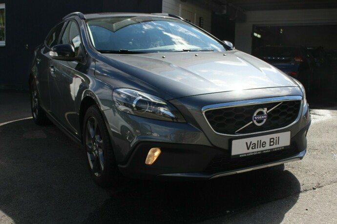 volvo-v40-cross-country-diesel-2014-big-1