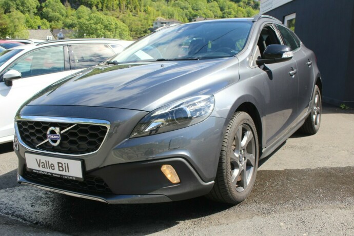 volvo-v40-cross-country-diesel-2014-big-0