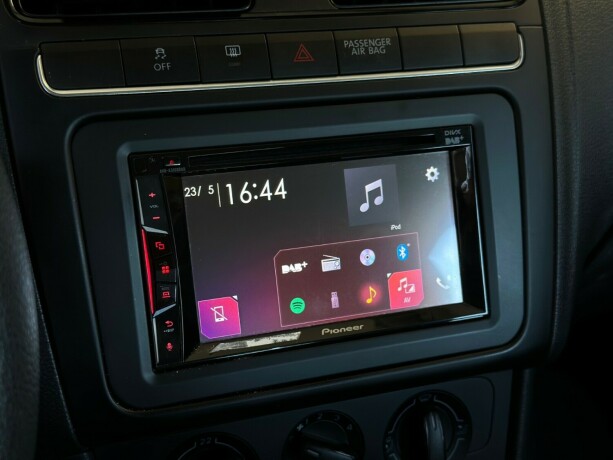volkswagen-polo-diesel-2010-big-16