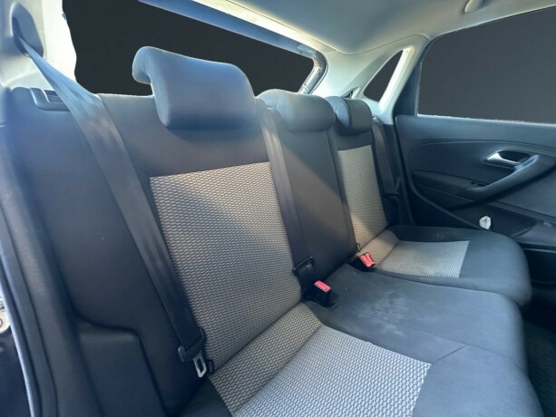 volkswagen-polo-diesel-2010-big-12
