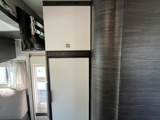 benimar-mileo-297-queensbed-senkeseng-9-trinn-automat-23-160hk-truma-med-elektrisk-vinterpakke-diesel-2021-big-27