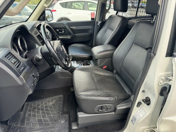 mitsubishi-pajero-diesel-2015-big-12