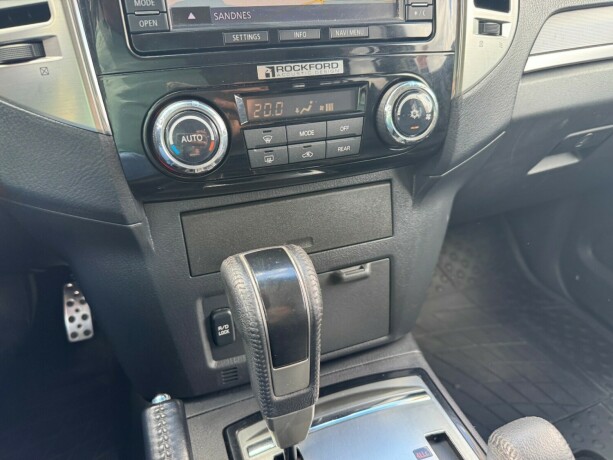mitsubishi-pajero-diesel-2015-big-9