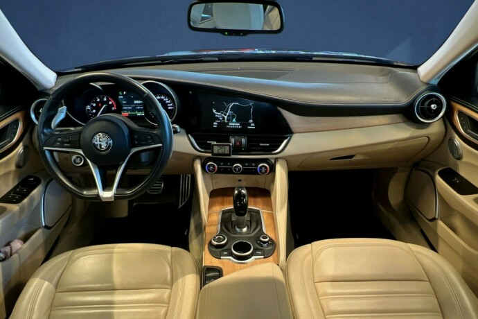 alfa-romeo-giulia-bensin-2019-big-12