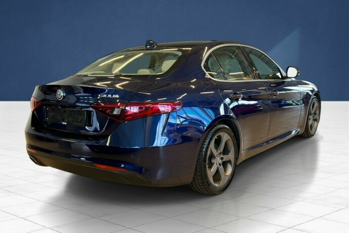 alfa-romeo-giulia-bensin-2019-big-5