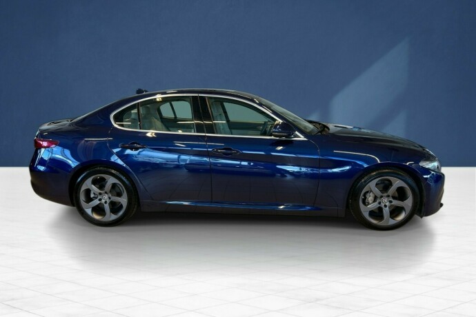 alfa-romeo-giulia-bensin-2019-big-4