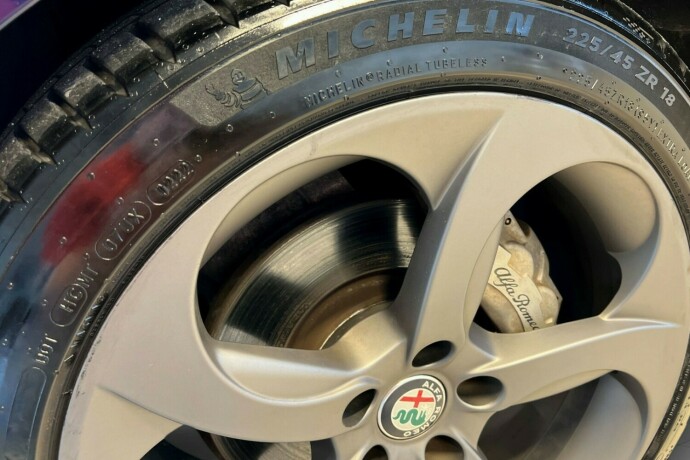 alfa-romeo-giulia-bensin-2019-big-17
