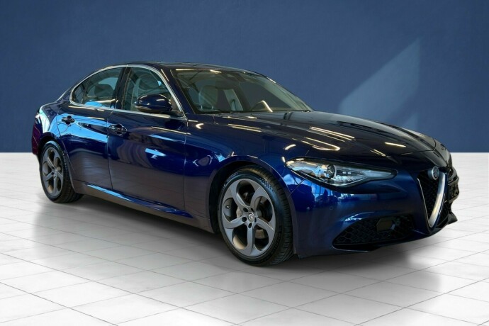 alfa-romeo-giulia-bensin-2019-big-3