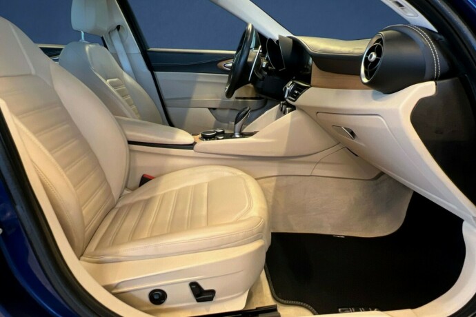 alfa-romeo-giulia-bensin-2019-big-10