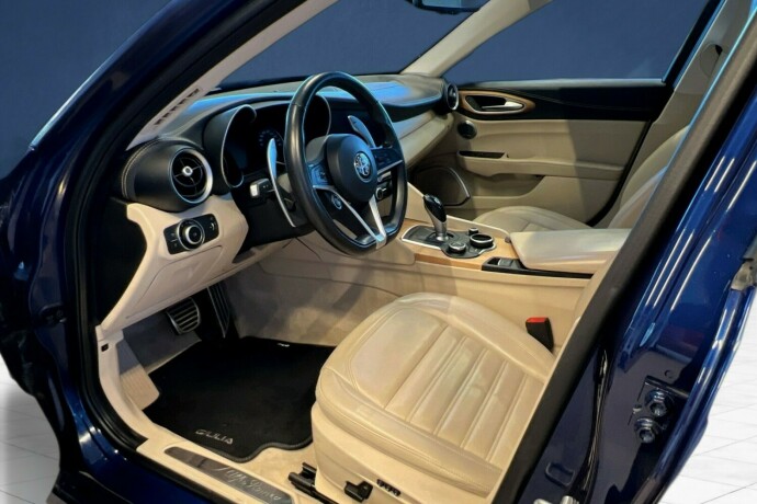 alfa-romeo-giulia-bensin-2019-big-7