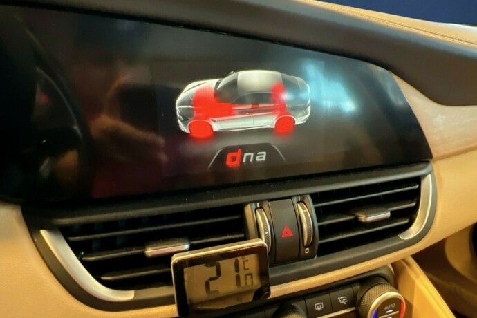 alfa-romeo-giulia-bensin-2019-big-14