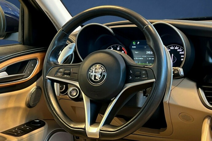 alfa-romeo-giulia-bensin-2019-big-13