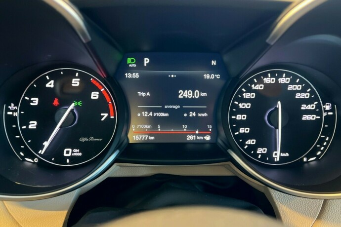 alfa-romeo-giulia-bensin-2019-big-15